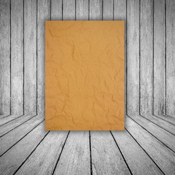 Ahşap zemin üzerinde kahverengi kağıt — Stok fotoğraf