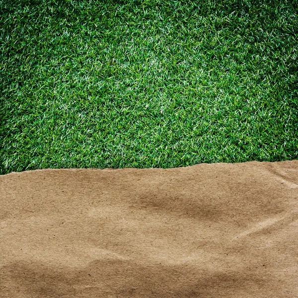 Brunt återvinningspapper slet på gräs med utrymme för text — Stockfoto