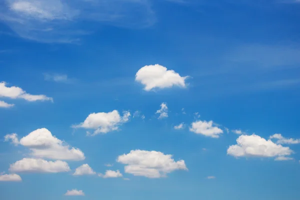 Blauwe lucht en witte wolken — Stockfoto