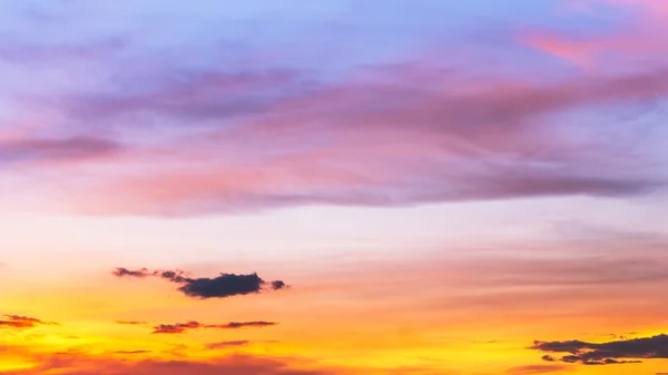 Prachtige zonsondergang voor natuurlijke achtergrond — Stockfoto