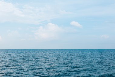 deniz ve mavi gökyüzü