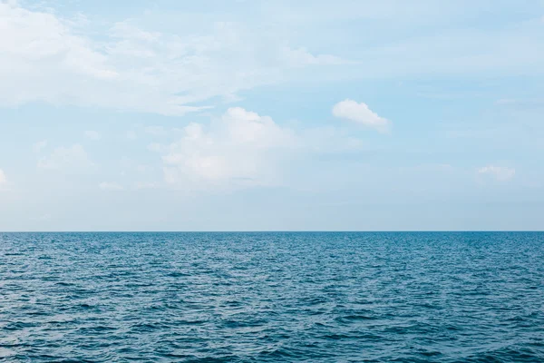 Mar e céu azul — Fotografia de Stock