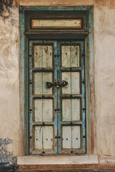 Ancienne porte traditionnelle sur le mur de la maison, style vintage — Photo