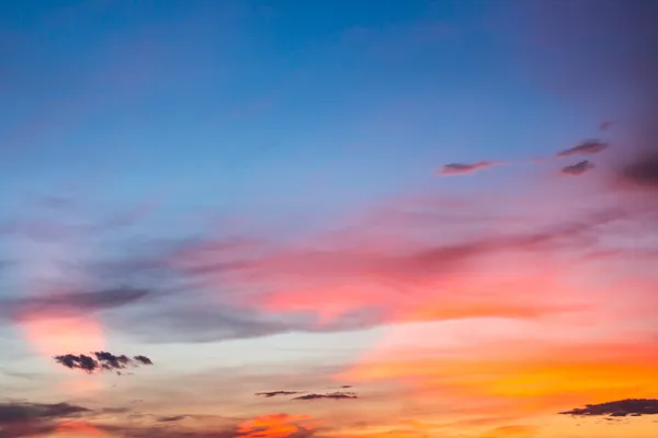 Prachtige zonsondergang voor natuurlijke achtergrond — Stockfoto