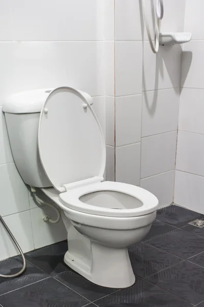 Bacia WC em um banheiro moderno . — Fotografia de Stock