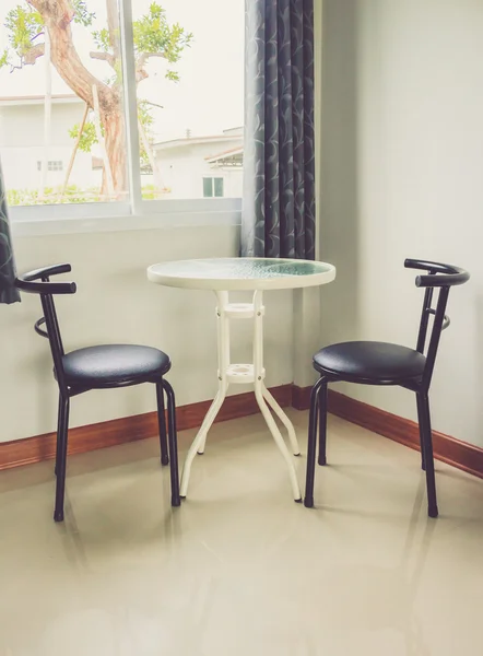 Vista della stanza vuota con tavolo e sedia in legno nel resort — Foto Stock