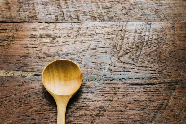 Drewniane łyżki na drewnianym stole z bliska — Zdjęcie stockowe