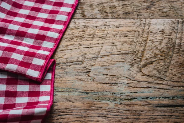 Tecido vermelho toalha de mesa têxtil no fundo de madeira — Fotografia de Stock