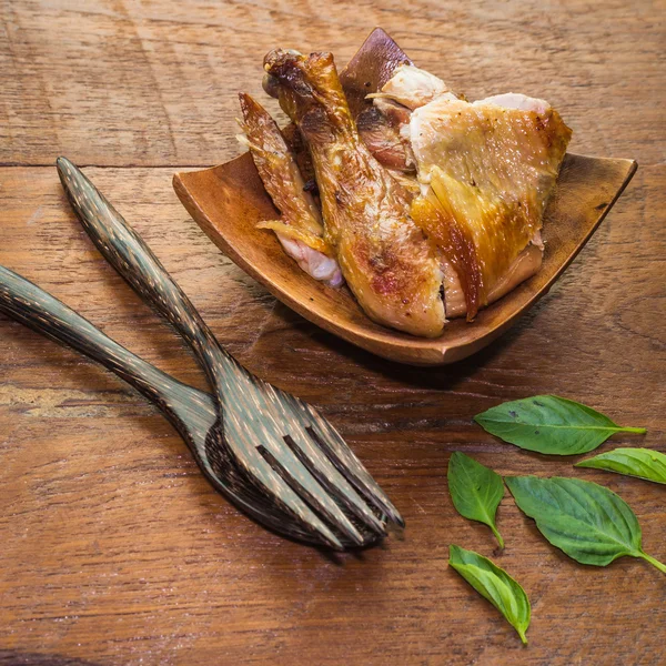 Frango grelhado na mesa de madeira — Fotografia de Stock