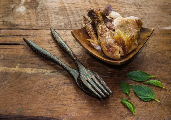 Grillad kyckling på bord av trä — Stockfoto