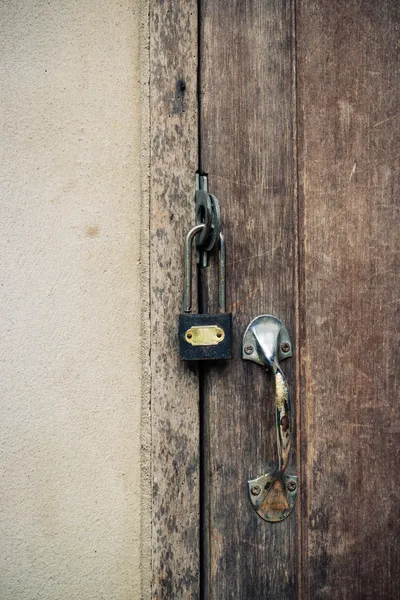 Belangrijkste deurslot voor veiligheid close-up — Stockfoto