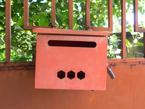Red iron mailbox on homepage — Stock Photo, Image