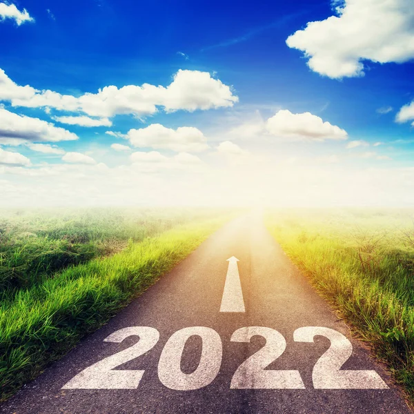 2022 Yeni Yıl Hedefleri Konsepti Boş Asfalt Yol Güneşi Mavi — Stok fotoğraf