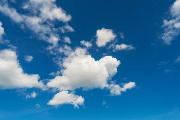 Голубое Небо Белые Облака Пушистое Облако Голубом Фоне Неба — стоковое фото