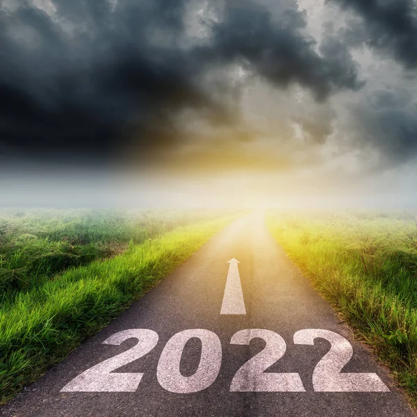 Año Nuevo 2022 Concepto Metas Nubes Vacías Asfalto Puesta Sol — Foto de Stock