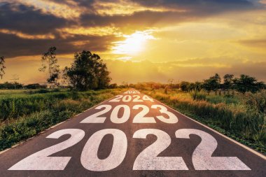 Yeni Yıl 2022 Hedefleri Konsepti: Boş asfalt yol gün doğumu metni ile 2022 yılına git