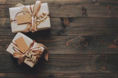 Tablo ahşap zemin üzerinde kopyalama alanı olan bir hediye kutusu