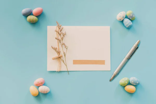 Huevos Pascua Sobre Fondo Azul Tarjeta Felicitación Con Espacio Copia — Foto de Stock