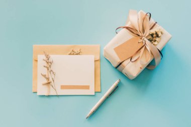 Mavi arkaplanda tebrik kartı ve hediye kutuları, metin için kopyalama alanı