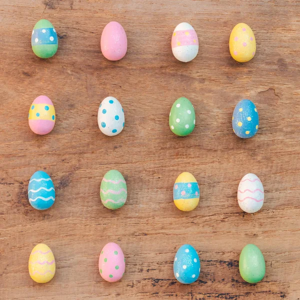 Köhne ahşap arka planda renkli Paskalya yumurtası. Kopyalama alanı ile görünümün üstünde.