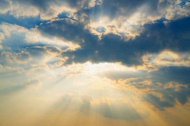 dramatik bulutlar alacakaranlık ve gün batımında güneş ışığı