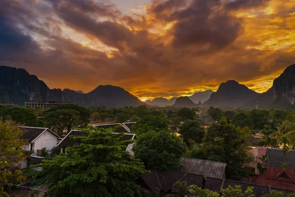 Näkökulma Kaunis Maisema Auringonlaskussa Vang Vieng Laos — kuvapankkivalokuva