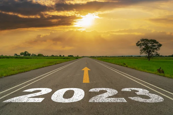 아스팔트 도로와 2023 목표를 비포장도로를 달리는 2023 스톡 이미지
