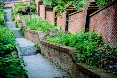 uzun süre açık merdivenler ve tuğla duvar