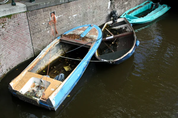 Old boats on the canal, Amsterdam — Stock Photo, Image