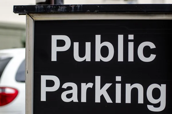 Veřejné parkování znamení s autem v pozadí — Stock fotografie