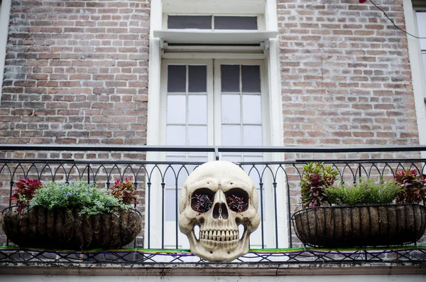 Halloween decoration on the house, skull — Stock Photo, Image