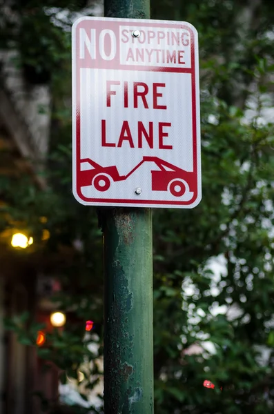 No hay estacionamiento, señal de carril de fuego —  Fotos de Stock