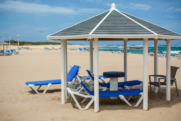 Sunny calm beach with deckchairs — Stock Photo, Image