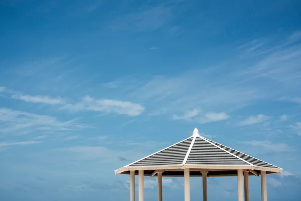 Beach house on the sunny day with blue sky — Stock Photo, Image