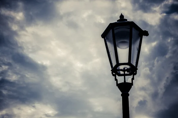 Вінтажний вуличний ліхтар і драматичне небо — стокове фото