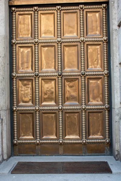 Heavy golden door — Stock Photo, Image