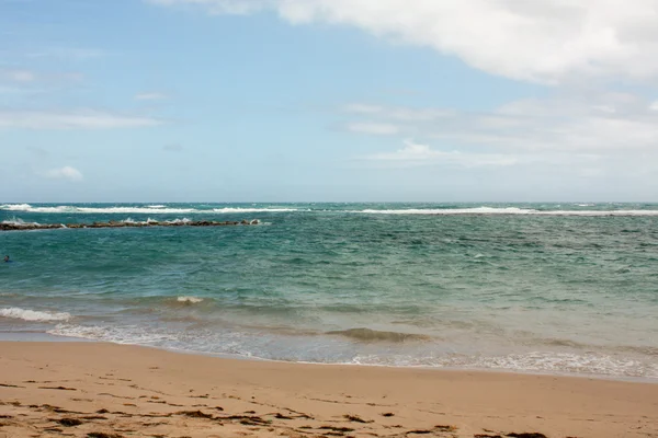 Vacker tomt strand o molnig dag — Stockfoto