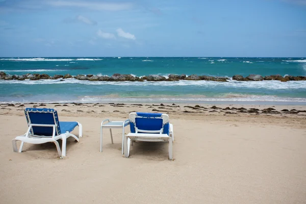 Calm beach with deckchairs under the blue sky — Stock Photo, Image