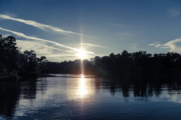 Tramonto romantico sul fiume — Foto Stock