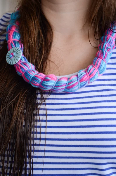 Kvinna med handgjorda halsband och marinblå skjorta — Stockfoto