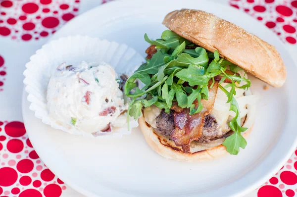 Hamburger yanında roka, pastırma ve patates salatası ile