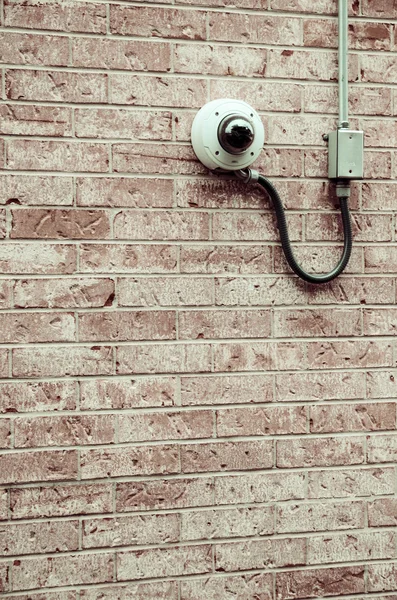 Övervakningskamera på väggen — Stockfoto