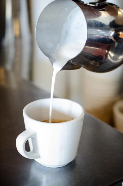 Voorbereiding van cappuccino — Stockfoto