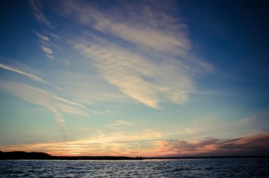 pastoral manzara nehir ve bulutlar