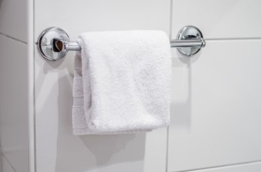 Beyaz havlu banyoda