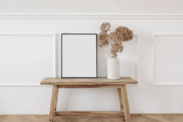 Vaso con fiori d'ortensia secchi su vecchia panca di legno. Mockup cornice nera vuota. Fondo bianco per lo stampaggio a parete, decorazione in stucco. Spazio vuoto per la copia. Interni eleganti. Estate, caduta natura morta foto. — Foto Stock