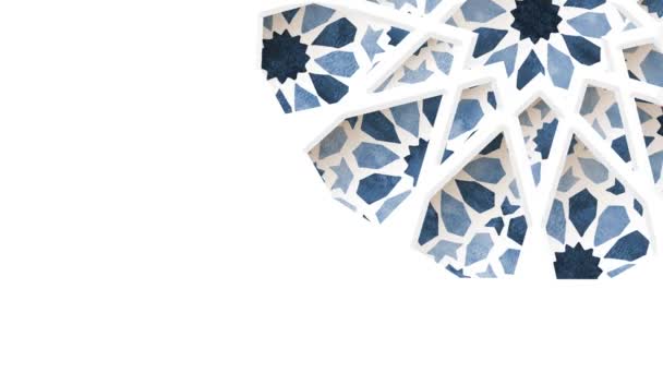 Περιστρεφόμενο παραδοσιακό μπλε αραβικό μοτίβο. Arabesque μέσα από λευκή σιλουέτα σε σχήμα αστεριού παράθυρο διακοσμητικό τζαμί. Λευκό φόντο. Ramadan, Eid ul Fitr γραφικά κινούμενα σχέδια, loopable ισλαμικό σχεδιασμό. — Αρχείο Βίντεο