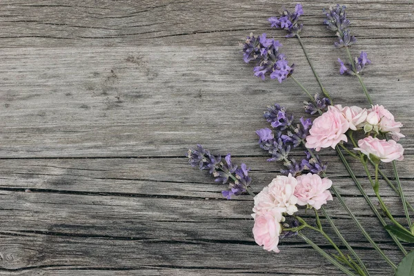 Bouquet Fleurs Lavande Petites Roses Roses Sur Fond Vieille Table — Photo