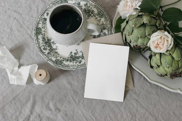 Klasik Kahvaltı Hala Hayattadır Bir Fincan Kahve Gül Çiçeği Enginar — Stok fotoğraf