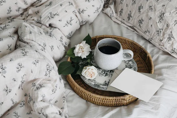 Rustikales Vintage Frühstück Bett Zusammensetzung Tasse Kaffee Rosenblüten Auf Porzellanteller — Stockfoto